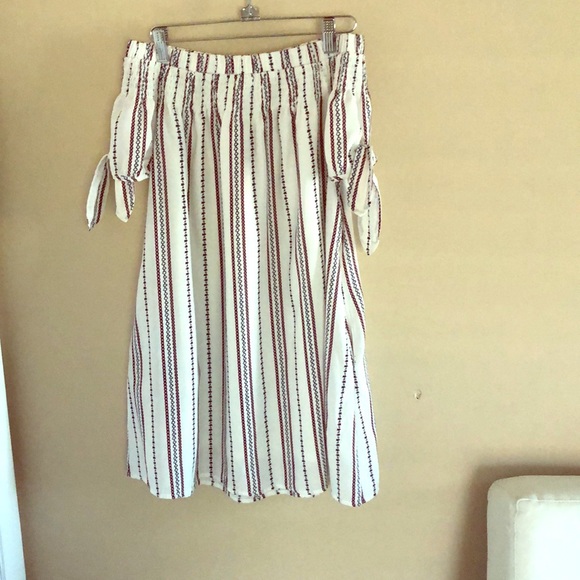 Off the shoulder - Picture 1 of 1